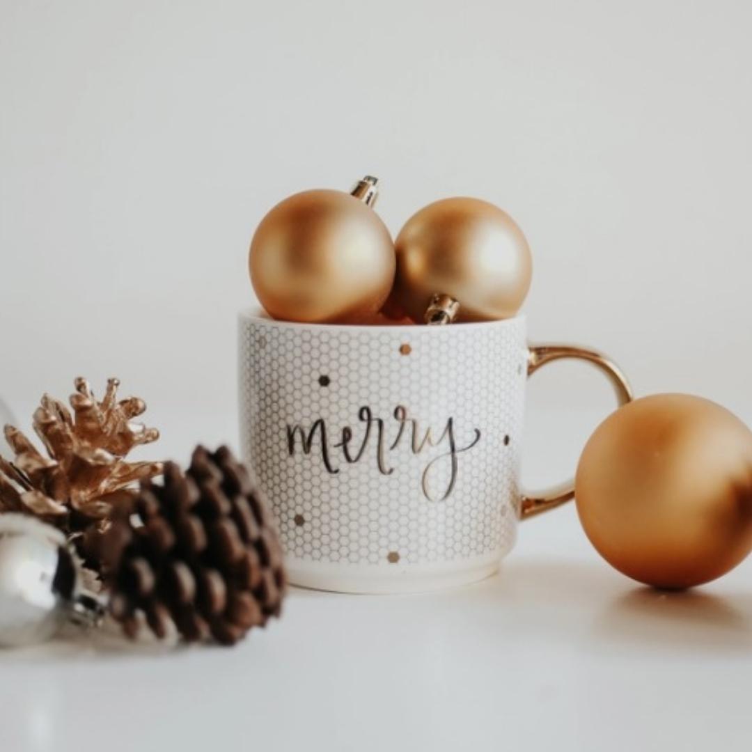 Merry - Taza de Café con Letras a Mano en Azulejo Dorado y Blanco - 17 oz