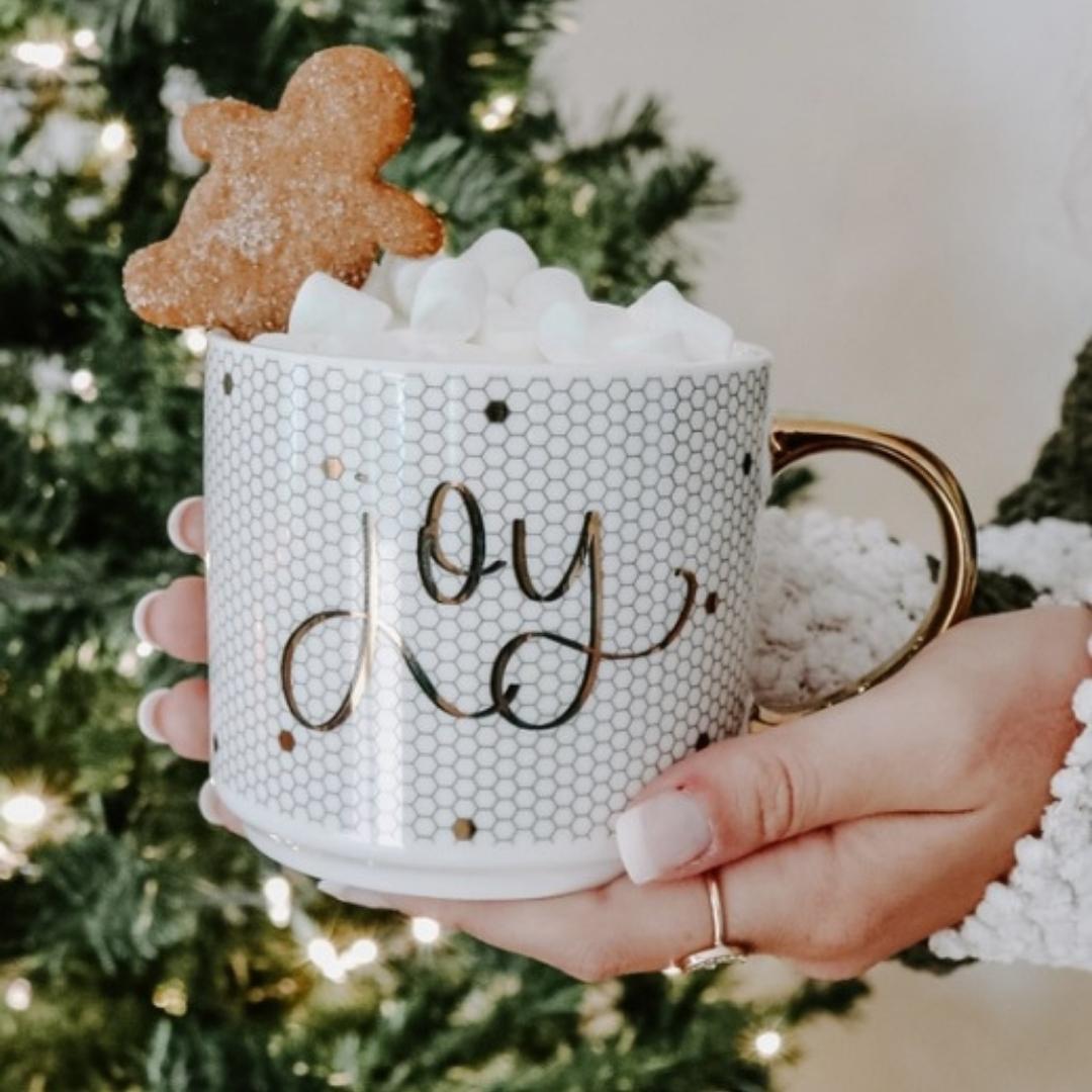 Joy - Taza de Café con Letras a Mano en Azulejo Dorado y Blanco - 17 oz